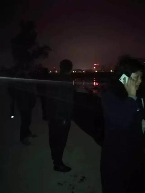 新澳天天开奖资料大全最新版和带妻儿自杀独自逃生与妻子带着孩子跳河